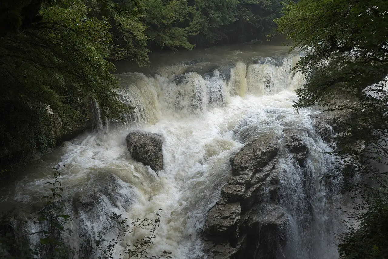 Бурхливий водоспад на річці Абаша в Мартвільському каньйоні