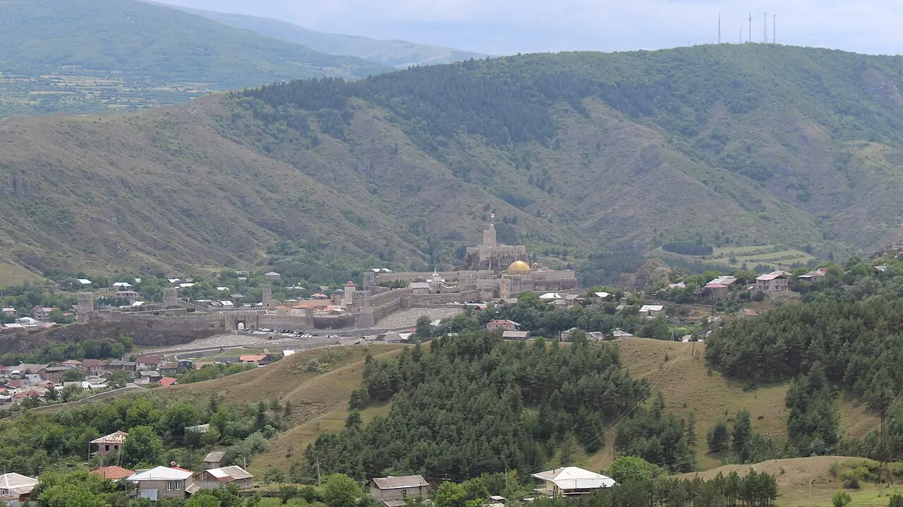 Фортеця Рабаті та місто Ахалцихе серед зелених пагорбів