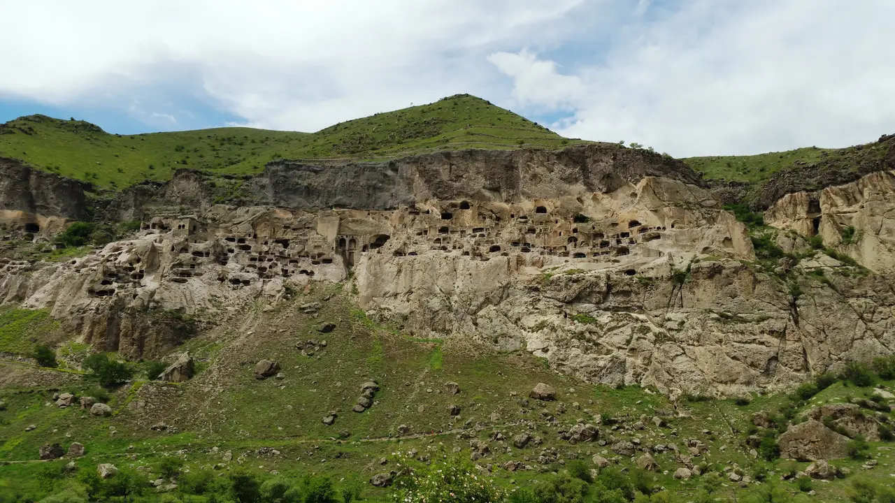 Пещерный город Вардзиа в скале